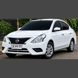Nissan Versa blanco robado en Macul, patente LBPY77