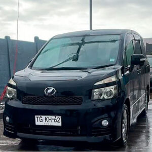 Toyota Voxy negro robado en Arica, patente TGKH62