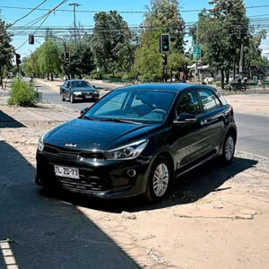 Kia Rio negro robado en Pudahuel, patente TLZD73